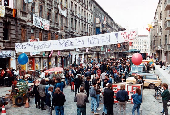 1990, Straßenfest in der Mainzer Straße (wenige Monate vor der Räumung) (Bild: Umbruch-Bildarchiv)