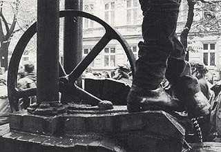 W&auml;hle mit der Maus ein Dia aus